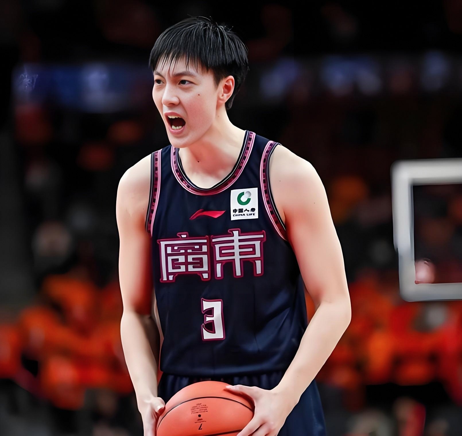 赛后广东宏远防线松动浓眉哥连续十场比赛得分超过连败，这操作让人直呼：广东宏远临场应变备战葡超的简单介绍